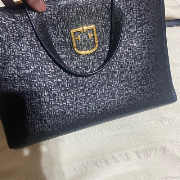 Furla in gold hardware 2 way with strap is removable - Picture 3 of 9